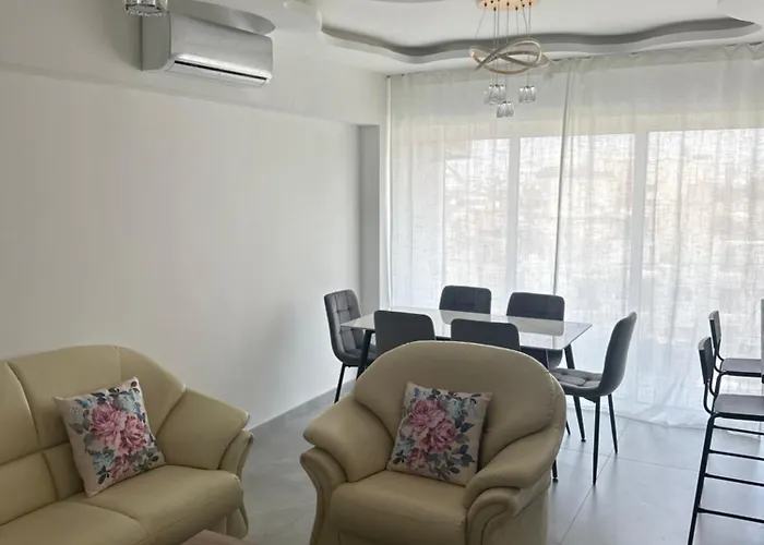 Near Finikoudes 1 Appartement *